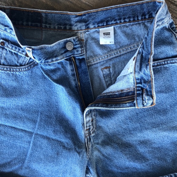 Women’s Vintage Levi’s Hi Waist Denim Shorts - Picture 3 of 4